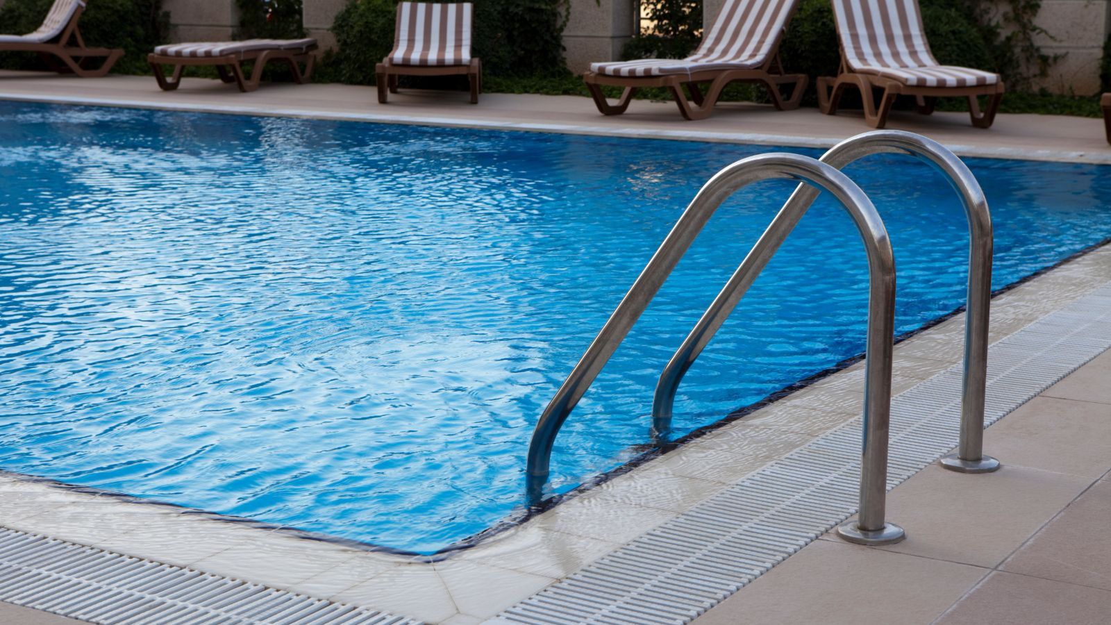 Piscina con agua tratada