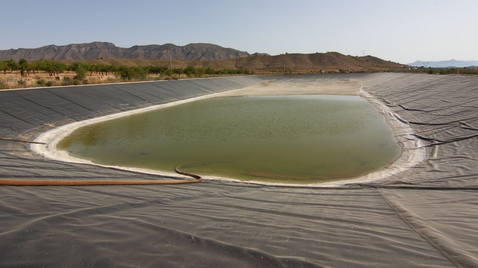 Balsa impermeabilizada con agua en tratamiento biológico