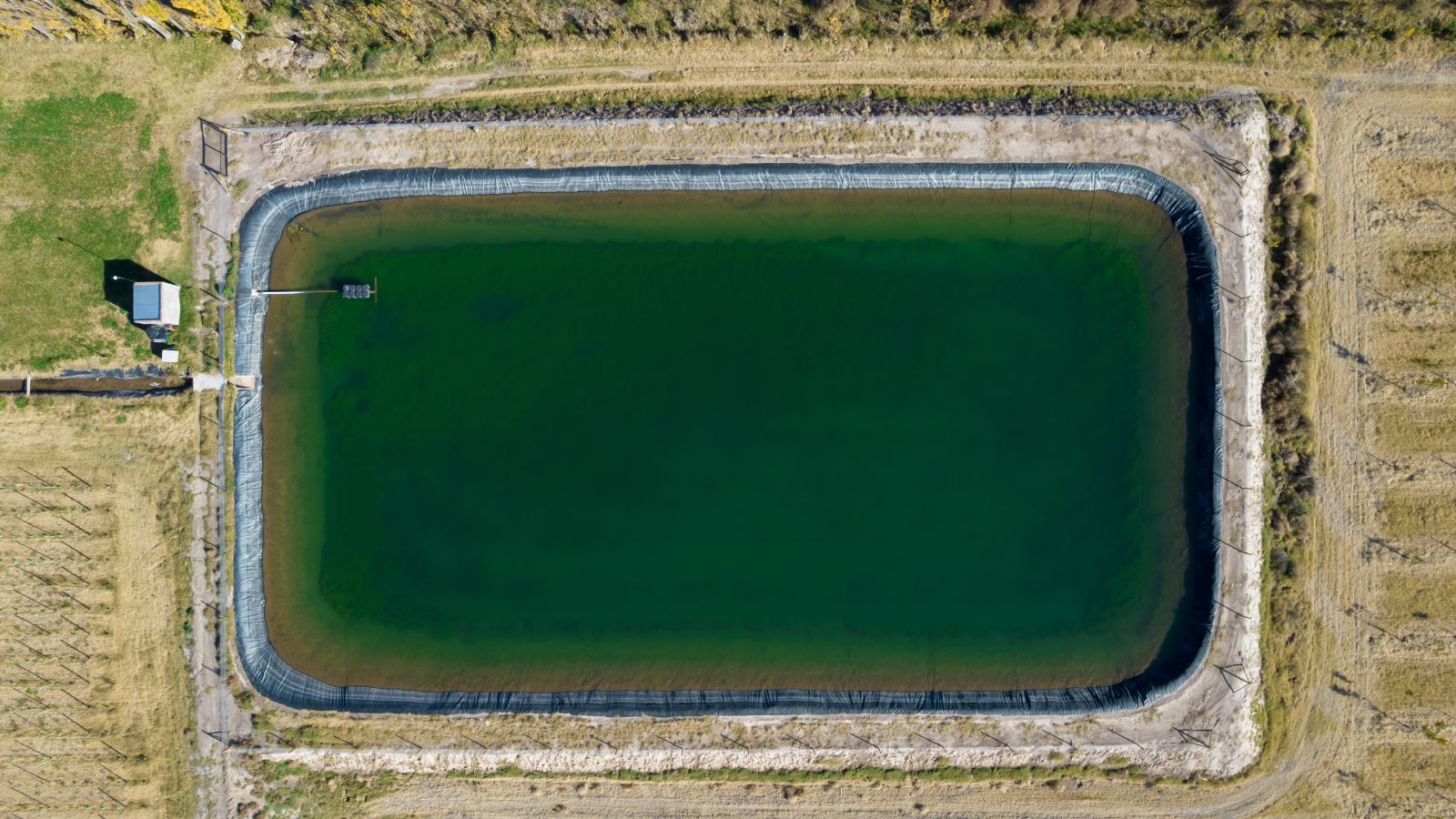 Vista aérea de reservorio impermeabilizado con sistema de oxigenación